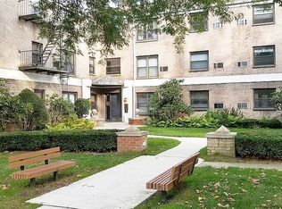 3 E Mill Dr APT 3B, Great Neck, NY 11021