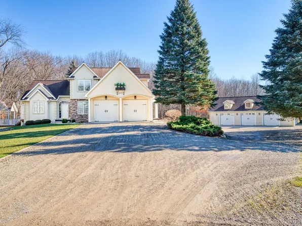 6695 Slawski Dr, Fowlerville, MI 48836