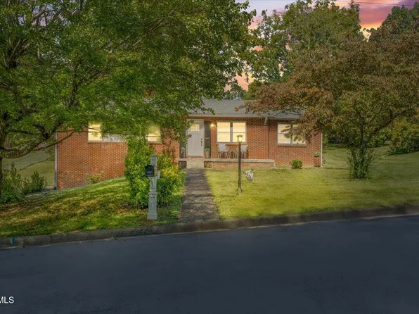 300 Peach Blossom Ct, Johnson City, TN 37604