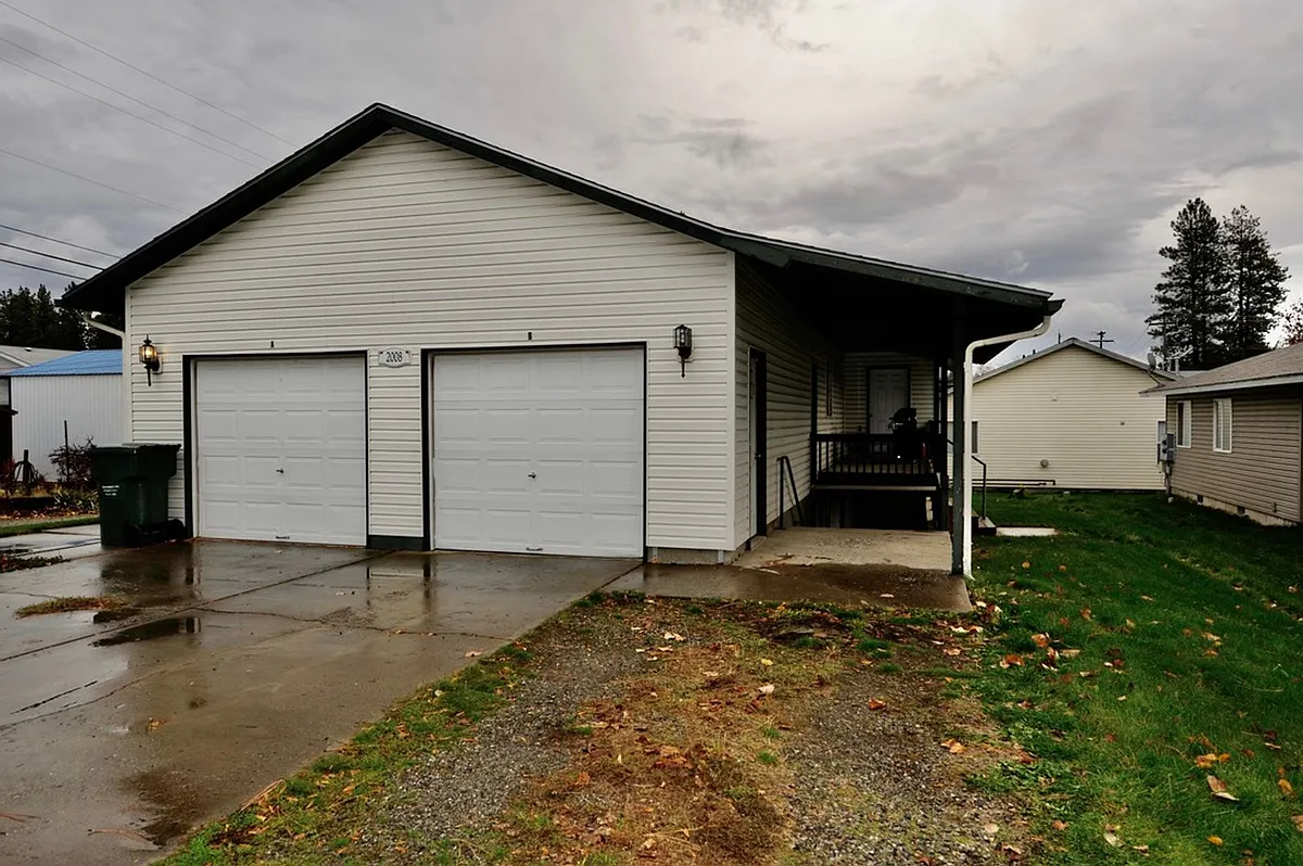 Building Photo - 2008 N Catherine St #B