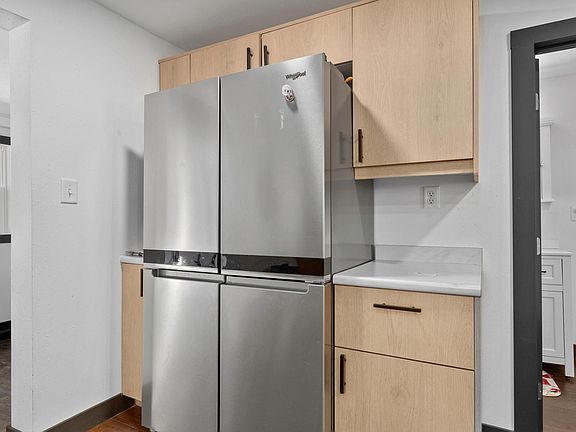 4th image of 421 Thayer St