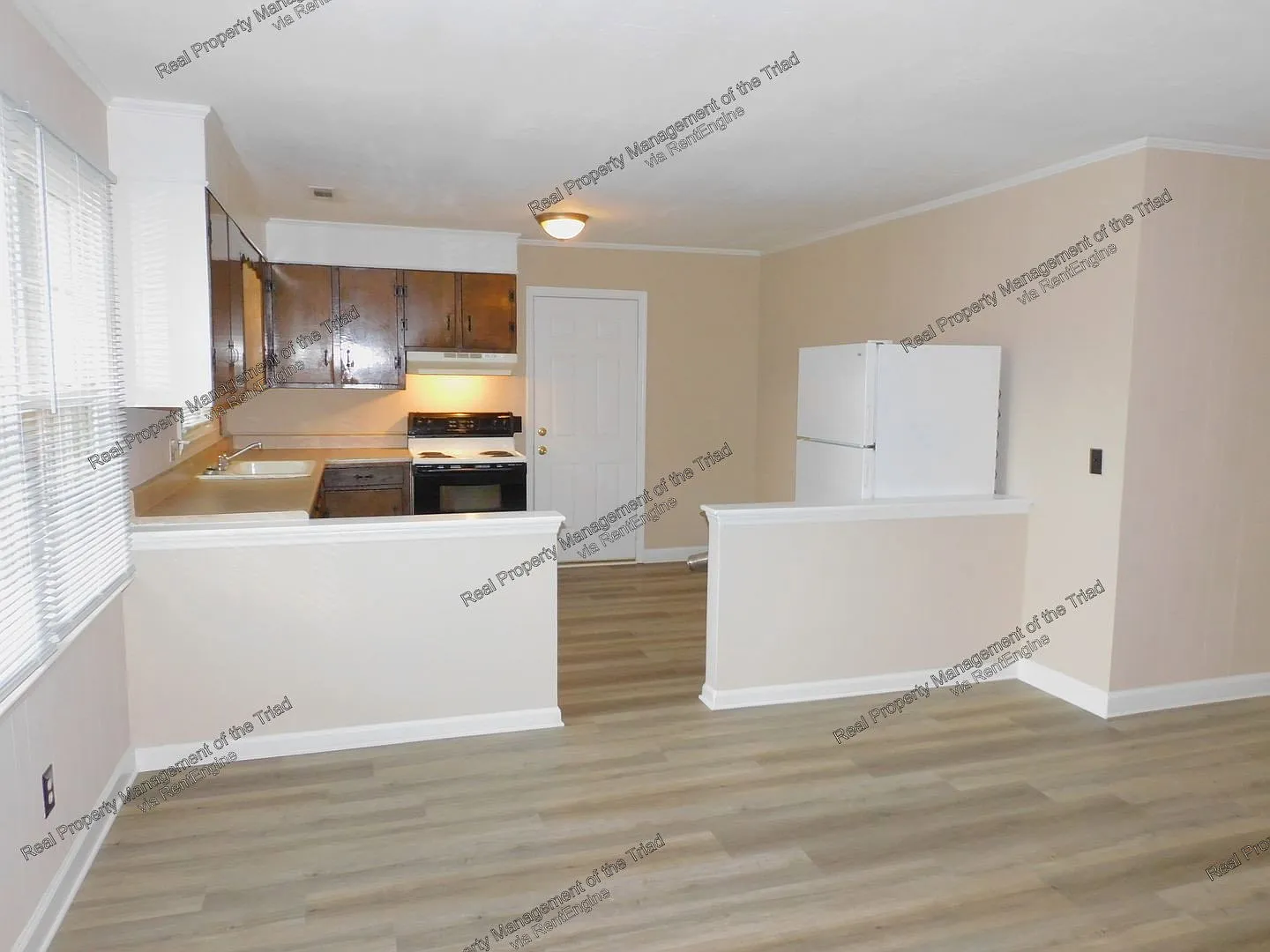 3 bed, 1.0 bath, 975 sqft, $1,100 — Photo 4