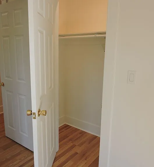 559 N Windsor Blvd — Photo 18