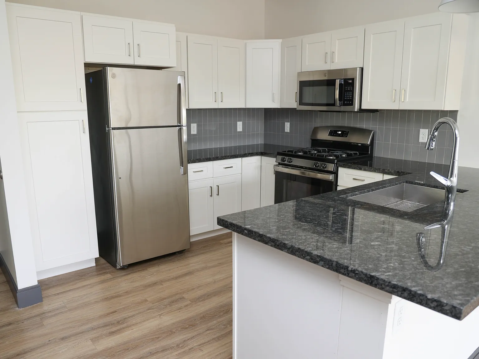 2 bed, 1012 sqft, $1,945 — Photo 2