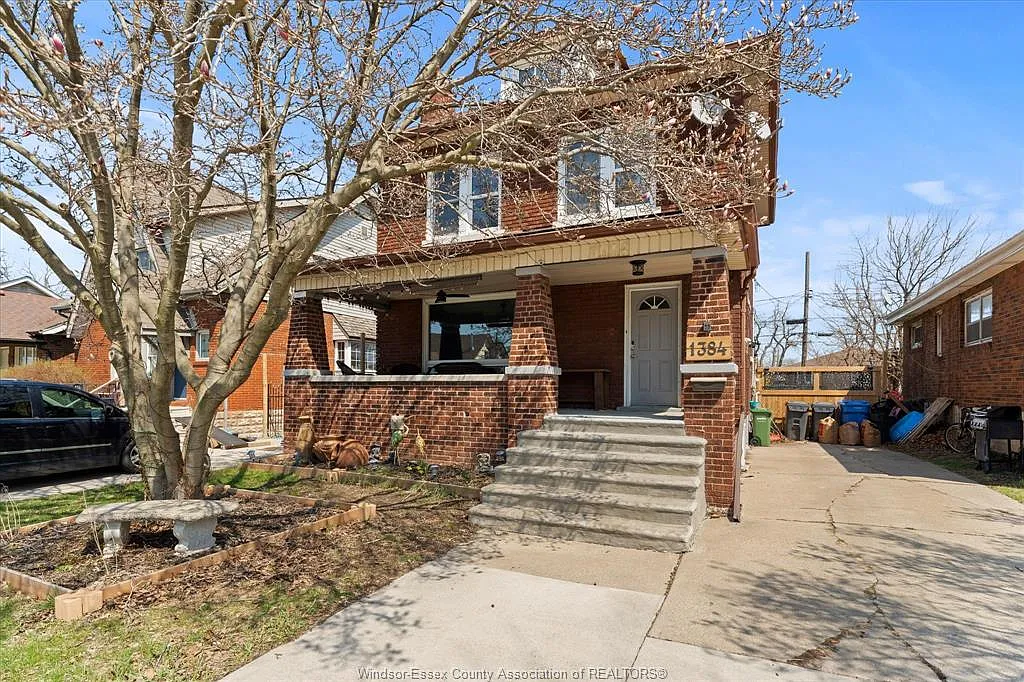 1384 Pillette Rd photo 1