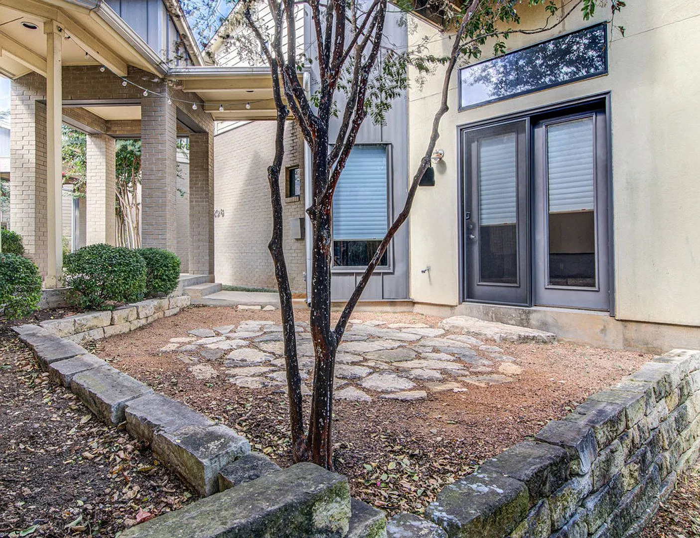 Modern 3 Beds and 3 Baths Townhouse in Pemberton Heights! — Photo 3