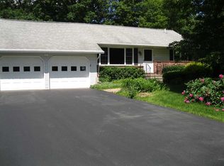 91 Longmeadow Dr, Delmar, NY 12054