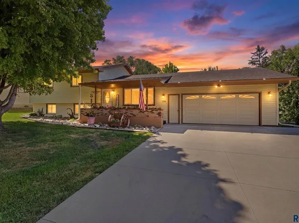 107 W 5th St, Dell Rapids, SD 57022
