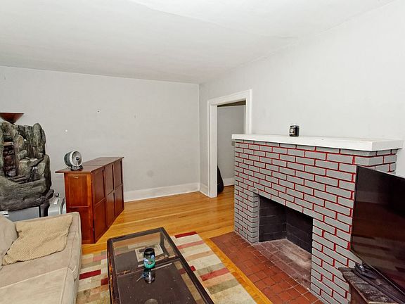 3rd image of 36 Clermont St