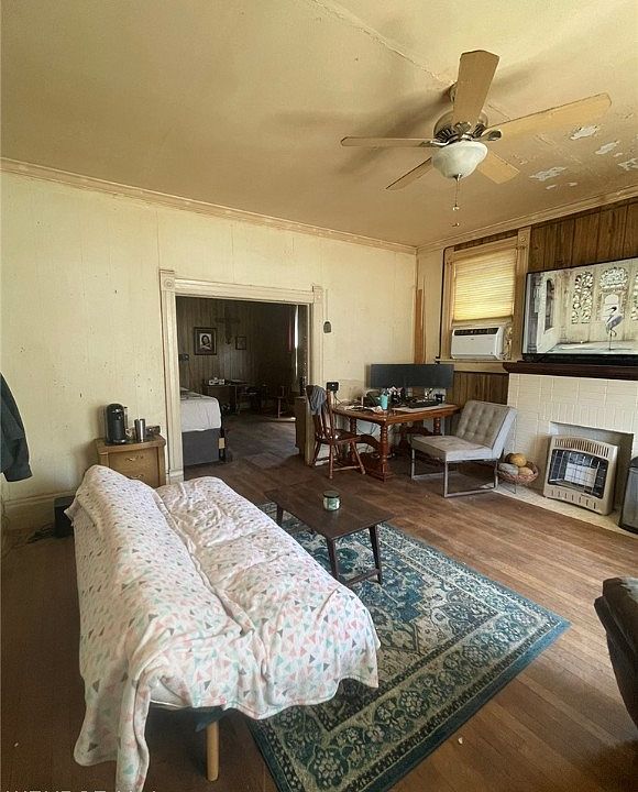 2nd image of 2201 N K St