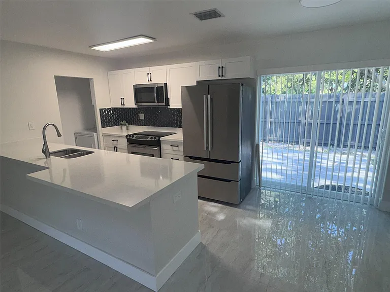 10 SW 5th Ct — Photo 3