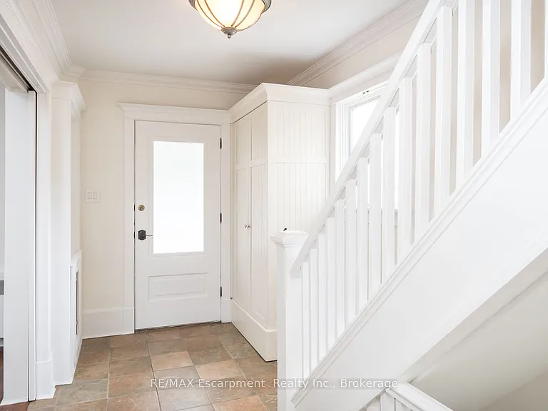 209 Allan St — Photo 2