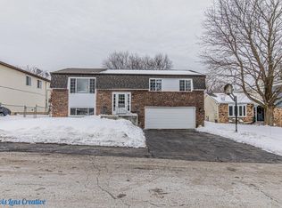 5316 W Lake Shore Dr, Oakwood Hills, IL 60013
