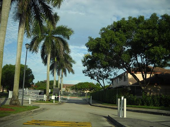 3rd image of 834 NW 208th Dr