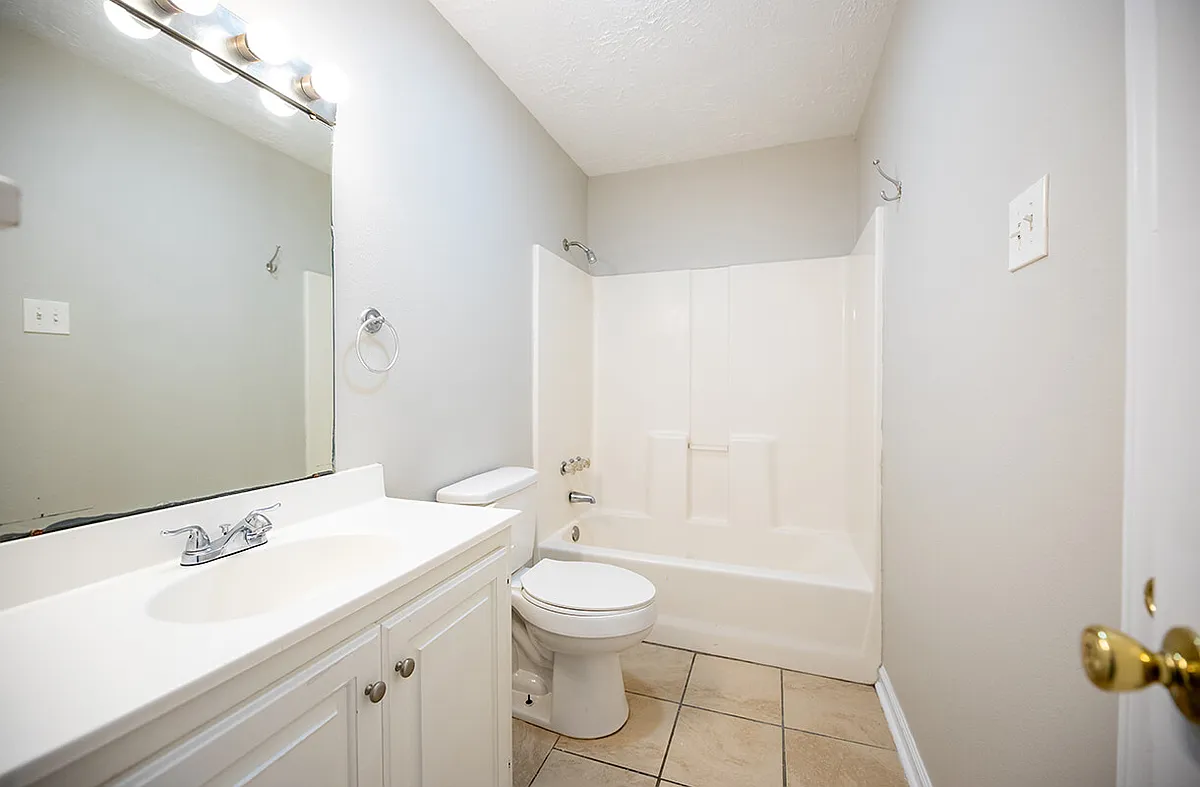 879B-SISTRUNK-bathroom1_02192026 - 3 bed, 2.0 bath, $995