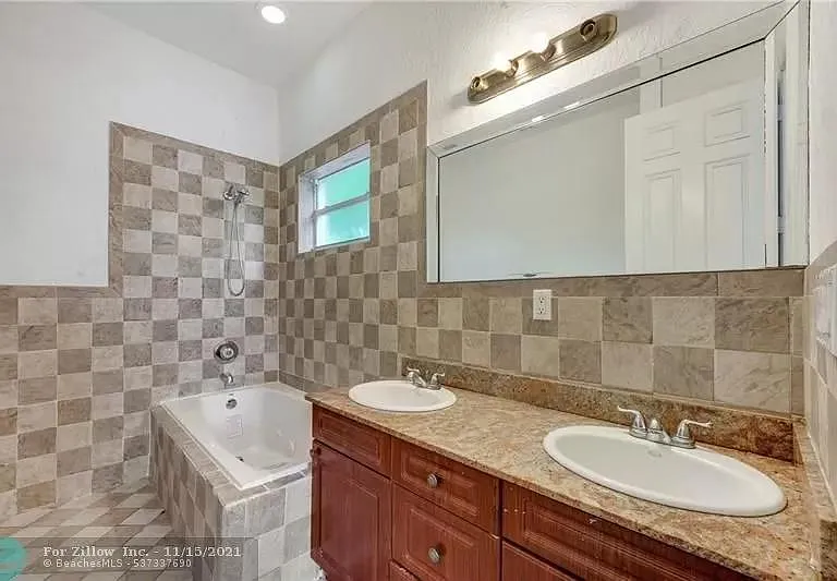 2501 NW 8th St — Photo 11