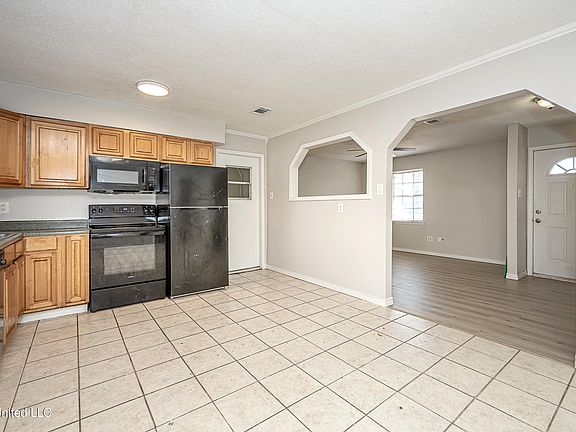 5th image of 5019 Cambridge Dr