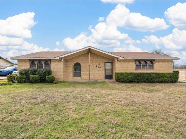 229 Travis Ln, Hewitt, TX 76643