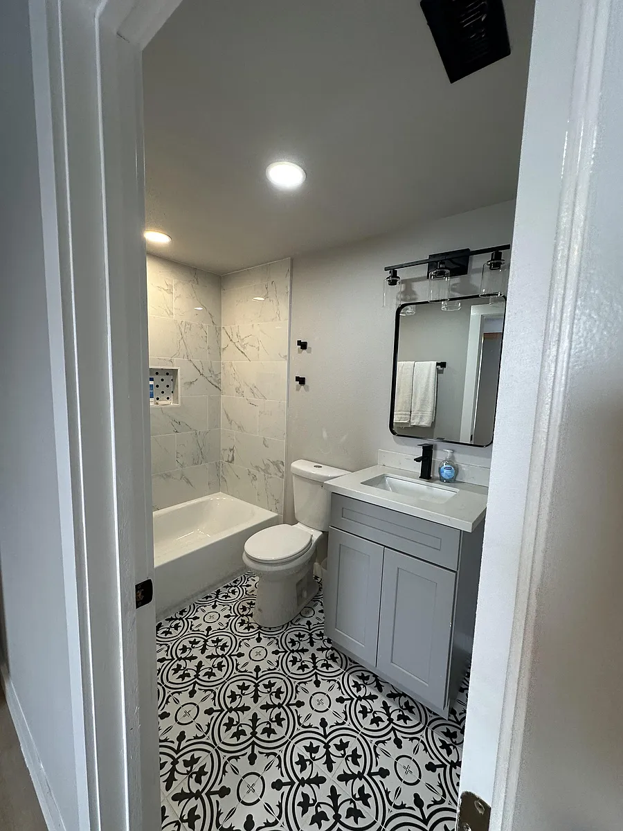 Room 2 ensuite bathroom! - Cochran St