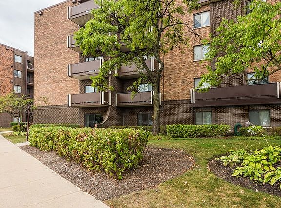 2nd image of 840 Wellington Ave Unit 104