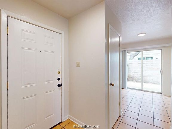 2nd image of 922 Navarro Dr