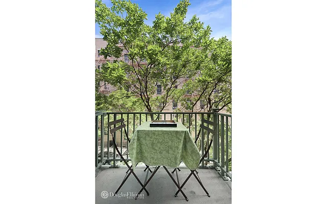 Sold by Douglas Elliman | media 21