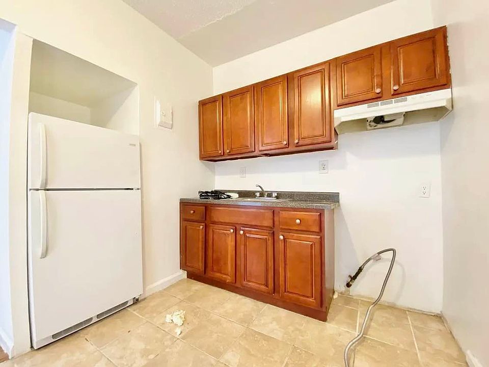 2nd image of 2100 Beekman Pl APT 2F