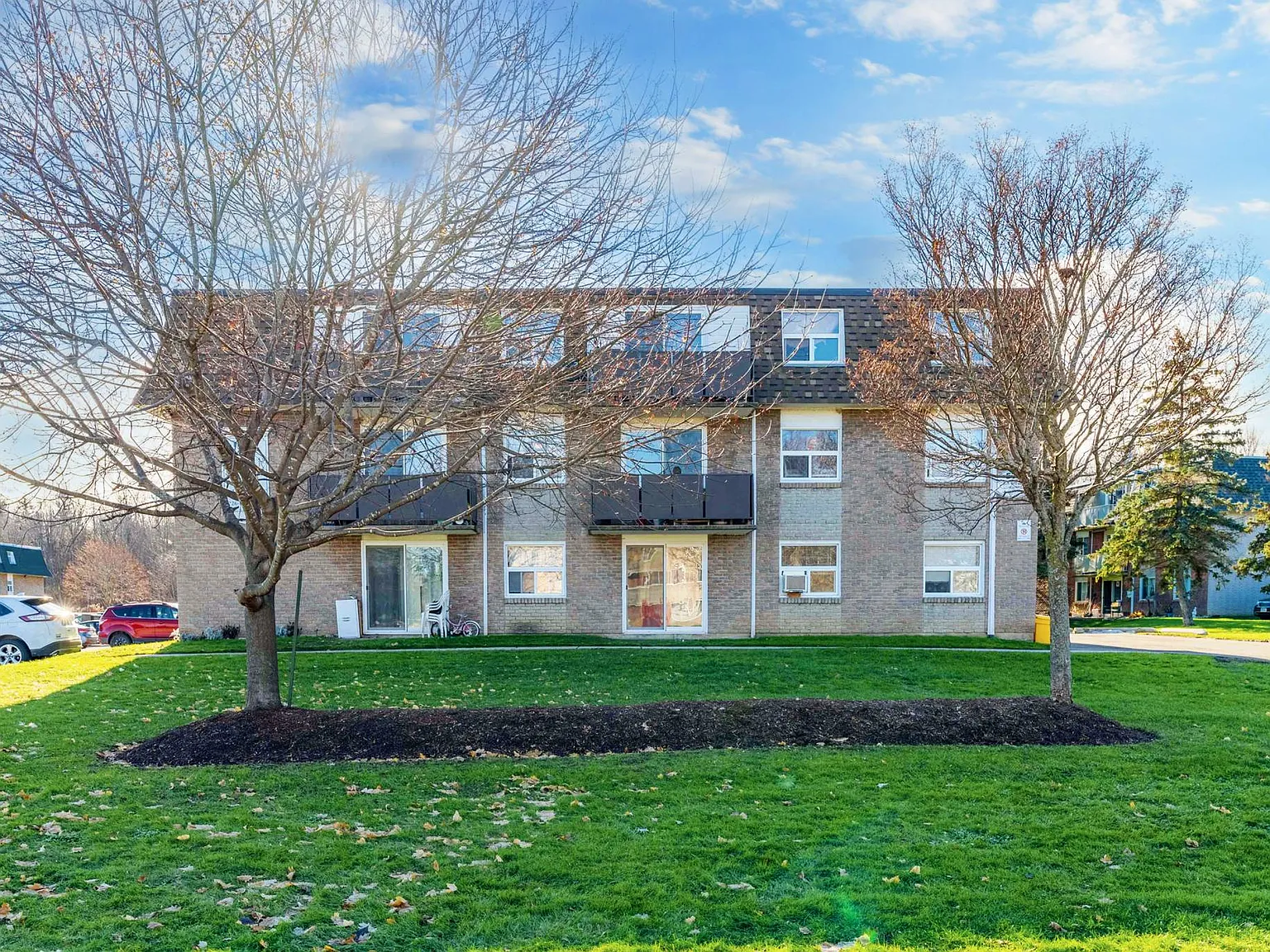 Huron Manor Apartments — Photo 2