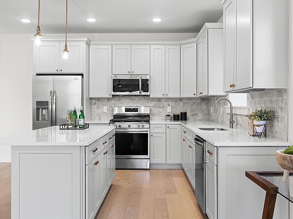 5th image of 638 Ladd Ave #82