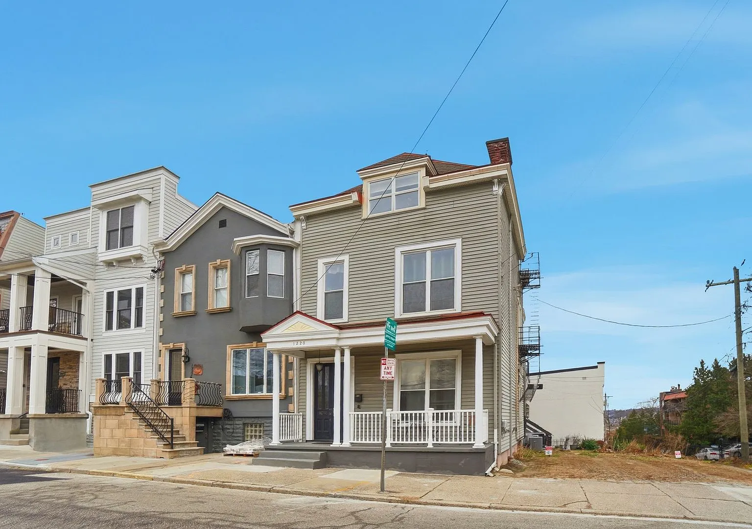 1220 Louden St — Photo 3