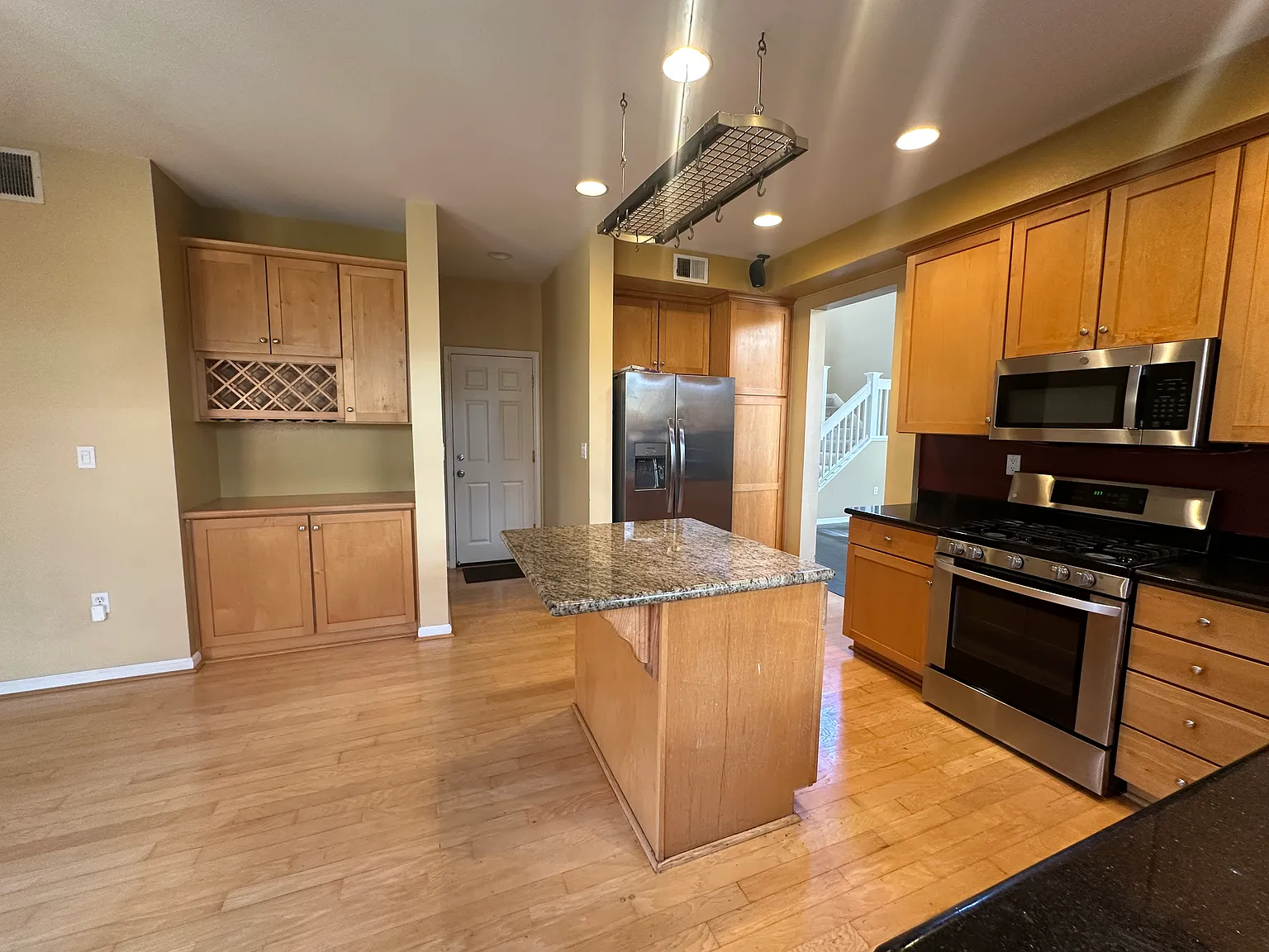 3 bed, 1689 sqft, $4,650 — Photo 4