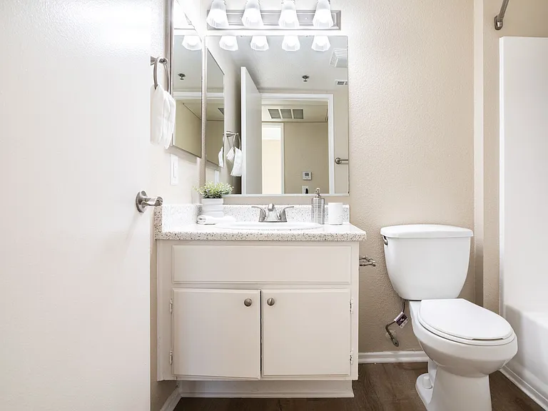 Emerald Ridge Apartments — Photo 37