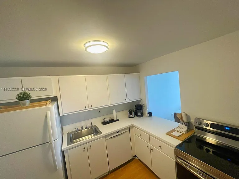 800 Parkview Dr #605 — Photo 5