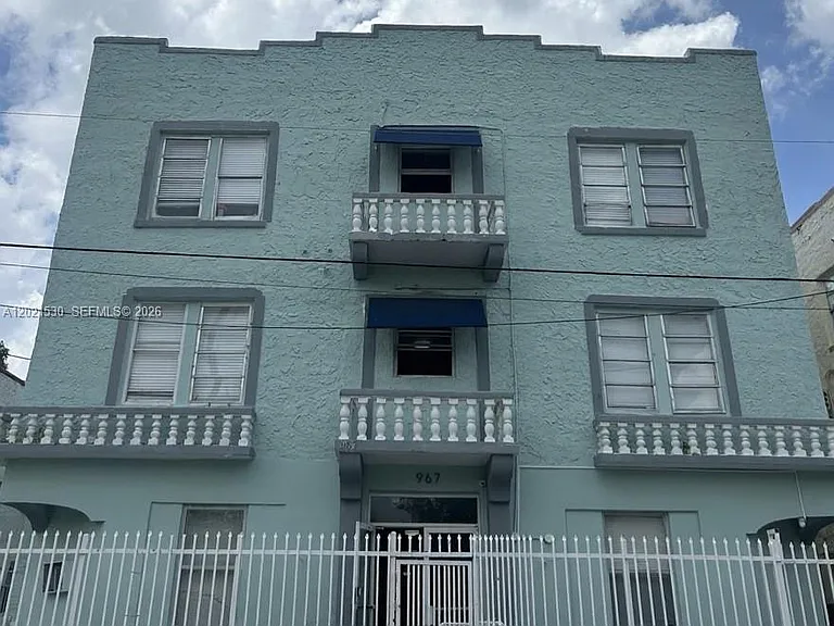 967 SW 5th St #10 — Photo 1