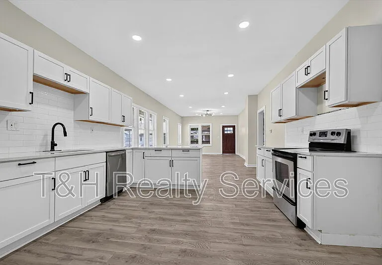 320 W 39th St — Photo 9