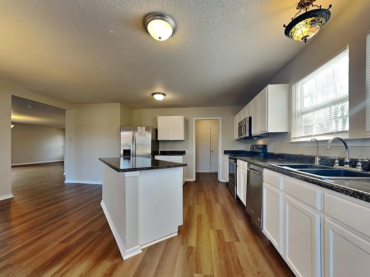 3 bed, 2.5 bath, 3036 sqft, $2,515 — Photo 3