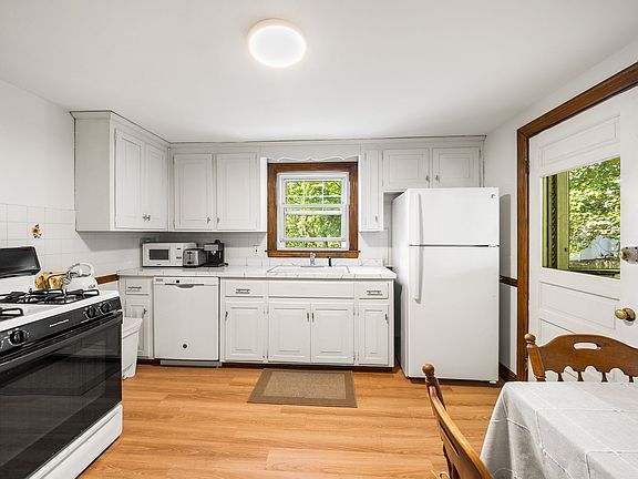5th image of 244 Beech Ave