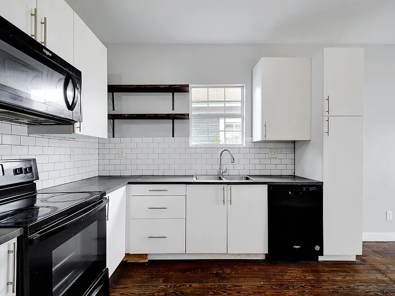 104 Webb — Photo 7