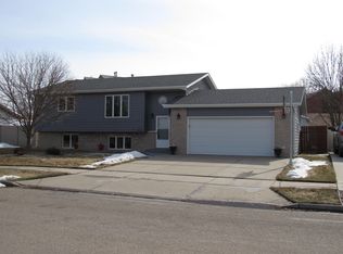 2930 Essex Loop, Bismarck, ND 58504
