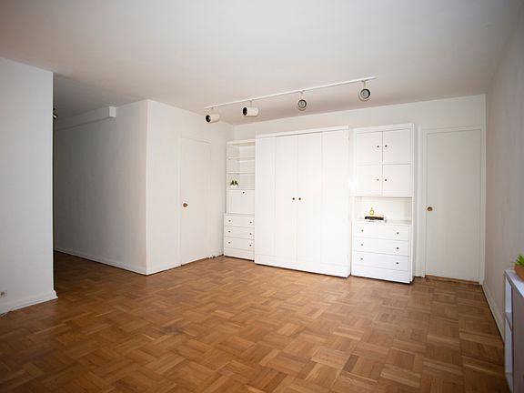 3rd image of 77 W 55th St APT 7A