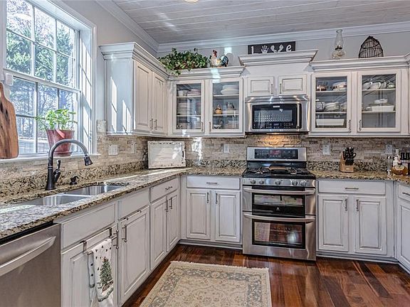 5th image of 415 Yarrow Way
