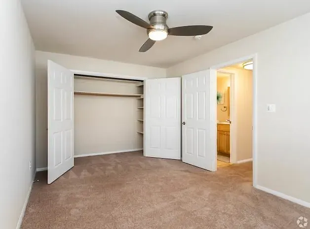 Round Hill Apartments of Chevy Chase — Photo 14