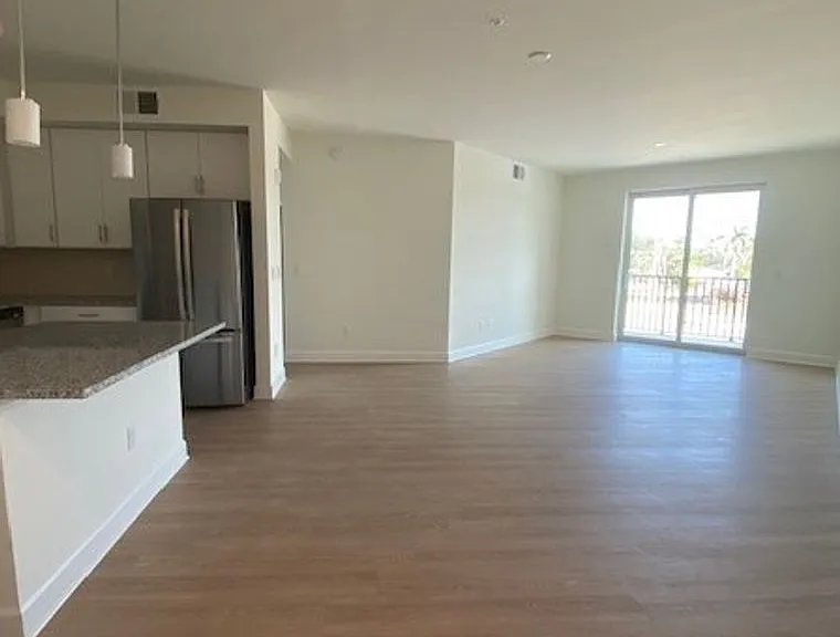San Carlos Apartments — Photo 32
