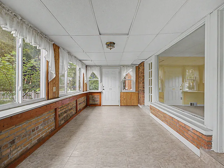 21236 Outer Dr — Photo 9