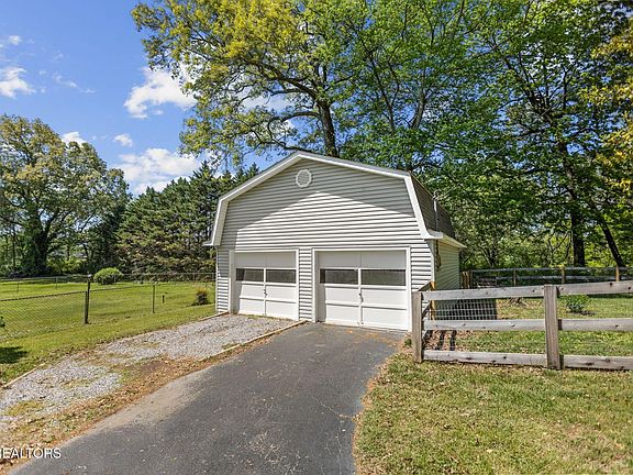 3rd image of 3213 Shady Oak Ln