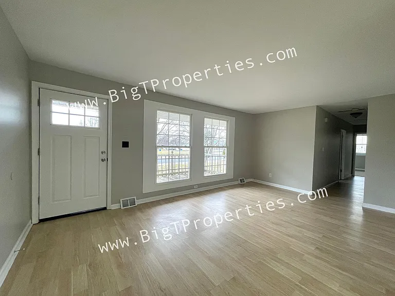 16 W Clairmont Dr — Photo 2