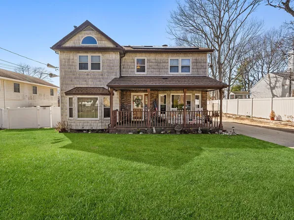 48 Hillside Road, Farmingville, NY 11738