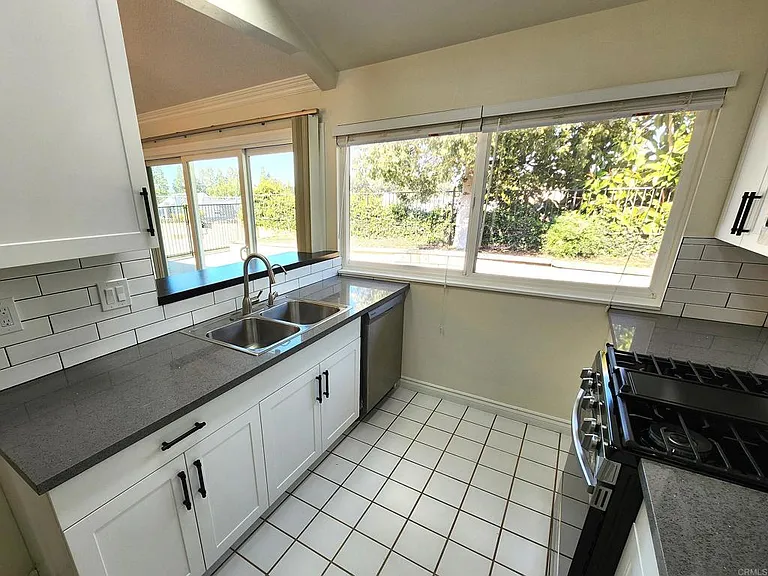 80 Lucas Ct — Photo 6