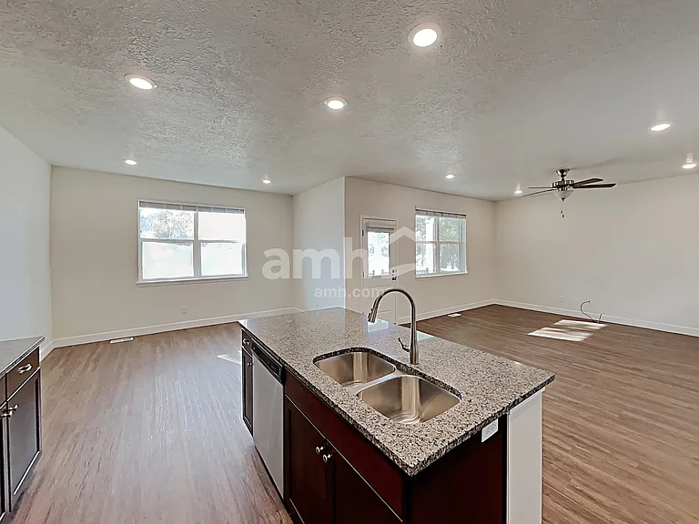 2992 S Village Dr — Photo 4