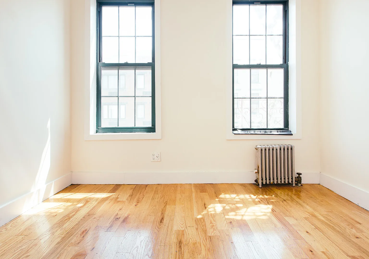 206 Scholes Street — Photo 2